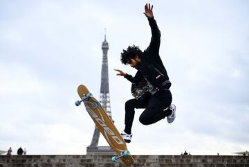 El francés Lofti Lamaali practica el llamado baile de longboard en la explanada de la Plaza del Trocadero de París, con la Torre Eiffel al fondo. El baile de longboard surgió en EE UU y consiste en bailar, girar, saltar y hacer piruetas sobre la tabla.