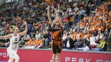 Alba Torrensa lanza a canasta.