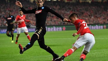 Benfica's Argentinian defender Franco Cervi (R) vies with Napoli's Albanian defender Elesid Hysaj during the UEFA Champions League Group B football match SL Benfica vs SSC Napoli at the Luz stadium in Lisbon, on December 6, 2016. / AFP PHOTO / FRANCISCO LEONG
