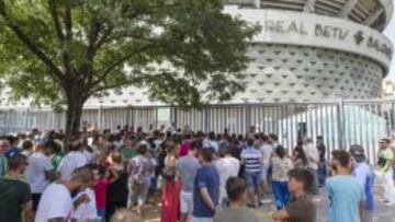 La afición del Betis hace cola en las taquillas del Benito Villamarín.