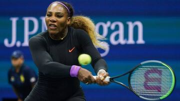 Serena Williams devuelve una bola ante Qiang Wang durante su partido de cuartos de final del US Open en el USTA Billie Jean King National Tennis Center de Flushing Meadows, New York.