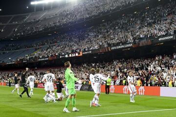 Los futbolistas del Eintracht celebran con los numerosos seguidores alemanes presentes en el Camp Nou el pase a las semifinales de la Europa League.