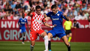 GIRONA, 06/10/2024.- Miguel Gutiérrez (i), del Girona FC, disputa el balón con Oihan Sancet, del Athletic Bilbao, durante el partido de LaLiga que se disputa este domingo en el estadio de Montilivi.EFE/ Siu Wu
Miguel Gutiérrez del Girona FC, Oihan Sancet del Athletic Foto EFE/David Borrat.