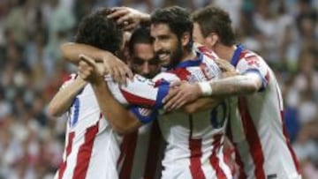 Los jugadores del Atl&eacute;tico felicitan a Arda por su gol.