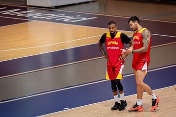 Willy Hernangómez, pívot de la Selección, y el base Lorenzo Brown hablan durante un entrenamiento de España en la Ciudad Deportiva del Madrid.