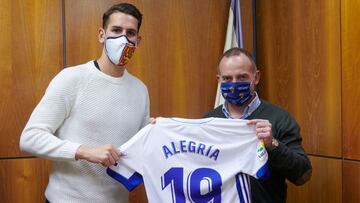 &Aacute;lex Alegr&iacute;a posa con la camiseta del Real Zaragoza junto al presidente Christian Lapetra.