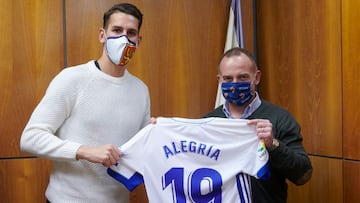 &Aacute;lex Alegr&iacute;a posa con la camiseta del Real Zaragoza junto al presidente Christian Lapetra.