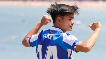 GRAFCAV8057. SAN SEBASTIÁN (ESPAÑA), 19/07/2022.- El centrocampista japonés Takefusa Kubo, posa junto a la bahía de la Concha de San Sebastián durante su presentación este martes como nuevo jugador blanquiazul. EFE/ Juan Herrero