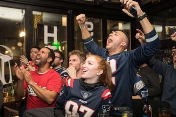 Los aficionados de los Patriots se reunieron en bares para ver el partido mientras comían alitas y bebían cervezas. Aunque los Patriots recorrieron muchas más yardas que los Rams, éstas no se llegaron a materializar en puntos.