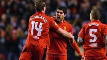 Henderson y Luis Su&aacute;rez celebran un gol con el Liverpool.