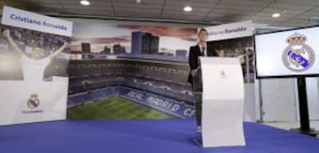 El delantero portugués del Real Madrid, Cristiano Ronaldo, tras firmar hoy con el presidente de la entidad madridista, Florentino Pérez, su renovación como futbolista del equipo, en el que jugará hasta junio de 2018.