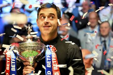 Los ingleses Judd Trump y Ronnie O*Sullivan, dos de los mejores del mundo, protagonizaron la final so?ada del Campeonato Mundial de snooker, una competici車n que desde 1977 tiene lugar en el Teatro Crucible de Sheffield (Inglaterra). En la imagen, El Cohete posa con el trofeo que le acredita como heptacampe車n del mundo.