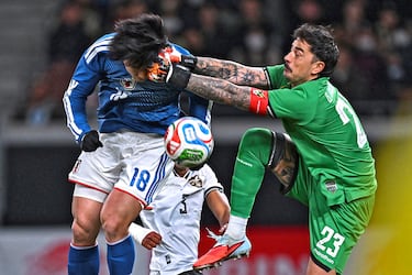 Las selecciones de Japón y Bolivia se enfrentaron ayer en un partido amistoso en el Estadio Nacional de Tokio. Aunque algunas acciones del mismo tuvieron poco de amistosas. En esta, el portero boliviano Guillermo Viscarra sale con la rodilla por delante y en su intento de despejar un balón acaba golpeando con ambos puños la cara de Ayase Ueda.