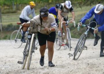 La carrera se creó en 1997 para salvaguardar la Strade Bianche de la Toscana. Empieza y termina en Gaiole, pueblo de la provincia de Siena.