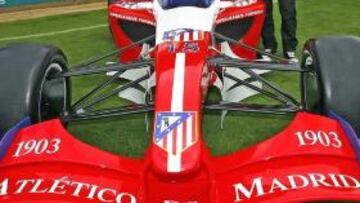 <b>AGÜERO Y EL ATLETI, A TODA VELOCIDAD.</b> Agüero posó ayer en Majadahonda con el monoplaza que representa al Atlético en la Superleague Fórmula. Son coches de 750 caballos, una potencia similar a la de un F-1, que compiten en nombre de 18 grandes clubesdel fútbol mundial como el Liverpool, el Milán o el propio Sevilla, que es el otro equipo español en competición. El piloto rojiblanco es el madrileño Andy Soucek, que debutó en Alemania con un noveno puesto, y la próxima carrera será el fin de la semana que viene en Bélgica, televisado en directo por Cuatro. Antes, esta noche en C+, toca disfrutar de Kun, otro bólido.