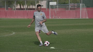 Steve Nash, jugando al ftbol en un entrenamiento con el Mallorca. 