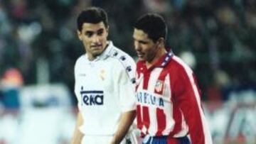 <b>PALABRAS. </b>Míchel da explicaciones al Cholo en un derbi de la 94-95 en Chamartín. Marcaron ambos.