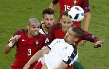 Pepe y Ricardo Carvalho con  Stefan Ilsanker.