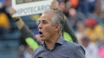 Sergio Bueno en su área técnica dando indicaciones a sus pupilos durante el partido ante el Morelia.