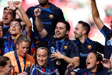 El entrenador, Jonatan Gir¨¢ldez, celebra junto al cuerpo t¨¦cnico y sus jugadoras la Champions.