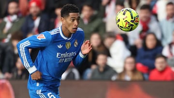 Real Madrid's English midfielder #05 Jude Bellingham eyes the ball during the Spanish league football match between Rayo Vallecano de Madrid and Real Madrid CF at Vallecas Stadium in Madrid on November 9, 2025. (Photo by Thomas COEX / AFP)