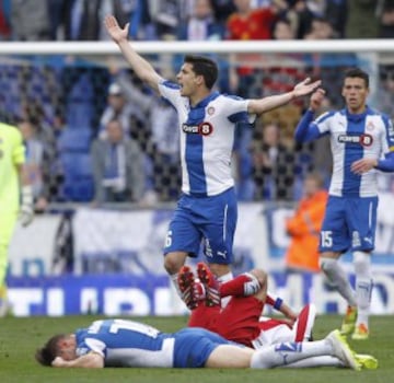 Codazo de Miranda del Atlético a Abraham del Espanyol que tiene que ser atendido en el terreno de juego