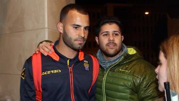 El exmadridista firmó autógrafos en la llegada de Las Palmas a Málaga.