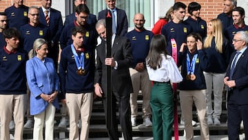 El Rey Felipe VI, la Reina Letizia con los campeones olímpicos Oriol Cardona y Ana Alonso.