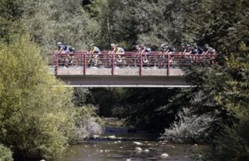 El pelotón durante la decimosegunda etapa de la Vuelta Ciclista a España con un recorrido de 166,4 kilómetros con salida y llegada de la capital riojana.