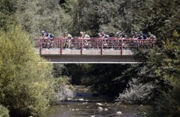 El pelotn durante la decimosegunda etapa de la Vuelta Ciclista a Espa?a con un recorrido de 166,4 kilmetros con salida y llegada de la capital riojana.