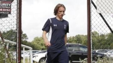 El Tottenham obligó a Modric a tener que entrenarse en solitario en un campo de la cantera.