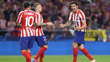 Savic celebra el gol que le hizo a la Juventus junto a Trippier y a Correa.