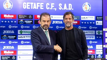 Quique Flores, con Ángel Torres.