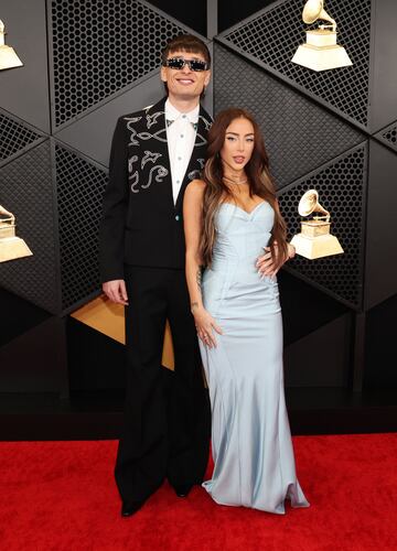 Peso Pluma y Nicki Nicole posan en la alfombra roja de los Grammys 2024 celebrados en el Crypto.com Arena situado en la ciudad de Los Ángeles, en California.