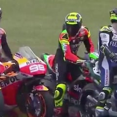 Toque de Márquez a Lorenzo y luego le dice que está dormido