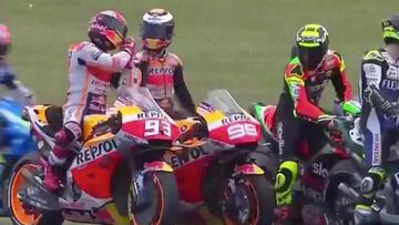 Toque de Márquez a Lorenzo y luego le dice que está dormido