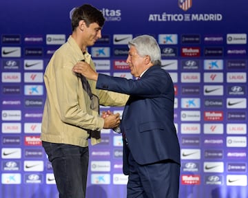 Momento en el que el presidente del Atlético de Madrid, Enrique Cerezo, entrega la camiseta rojiblanca a Robin Le Normand.