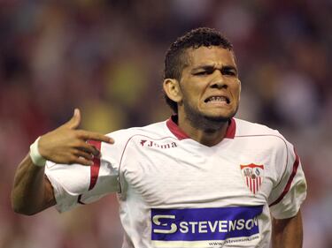 Leyenda en ambos clubes. El Sevilla lo vendió al Barcelona en la temporada 2008-09 tras el pago de 35,50 millones de euros. En enero de 2021 regresó al Barcelona donde jugó hasta junio de ese año.