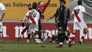 <b>EL DEFINITIVO. </b>Calatayud ve impotente cómo le supera el balón en le remate de Coke que supuso el 4-4.