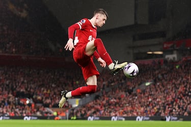 

El sucesor natural de Alexander-Arnold está en casa y se llama Conor Bradley. El lateral de Irlanda del Norte vive a la sombra del jugador natural de Liverpool antes de que, casi con total seguridad, haga las maletas rumbo al Real Madrid. Bradley es un lateral derecho con alma de extremo que respondió ante Klopp. Slot lo usa con cuentagotas. Su velocidad le permiten cumplir con creces en el papel que todo entrenador busca con un carrilero. Además de contar con un pie derecho tocado con una varita con la que ha dado una asistencia en cuatro partidos del líder de la Champions.