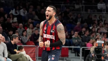 BARCELONA, 10/03/2024.- El jugador del Baskonia Markus Howard celebra con rabia un triple conseguido ante el Barcelona durante el partido de la liga Endesa de baloncesto disputado este domingo entre el Baskonia y el Barcelona en el Buesa Arena de Vitoria. EFE / L. Rico
