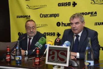 Alfredo Relaño y el presidente del Cádiz Manuel Vizcaíno.