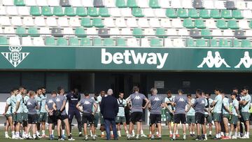 Pellegrini charla con sus jugadores.