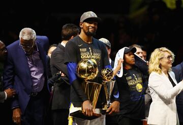 Kevin Durant con el trofeo Larry O'Brien y con el trofeo Bill Russell que le acredita como MVP de las Finales.