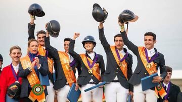 La Selección española júnior de saltos celebra el oro en el Campeonato de Europa.