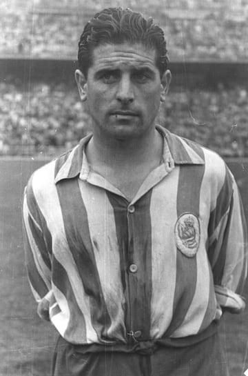 Jugó en la Real Sociedad en dos ocasiones, de 1947 a 1949 y de 1951 a 1952