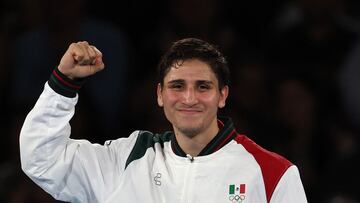 Paris 2024 Olympics - Boxing - Men's 71kg - Victory Ceremony - Roland-Garros Stadium, Paris, France - August 09, 2024. Silver medallist Marco Alonso Verde Alvarez of Mexico reacts. REUTERS/Pilar Olivares