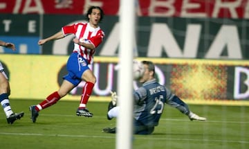 Luis García marca con el Atlético ante la Real Sociedad.