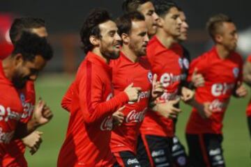 Futbol, entrenamiento seleccion chilena.
Los jugadores de la seleccion chilena, atienden  el entrenamiento matutino en el complejo deportivo Juan Pinto Duran de Santiago, Chile.
20/03/2017