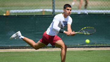 LONDON, ENGLAND - JUNE 26: Carlos Alcaraz of Spain plays a backhand during a practice session ahead of The Championships Wimbledon 2022 at All England Lawn Tennis and Croquet Club on June 26, 2022 in London, England. (Photo by Shaun Botterill/Getty Images)